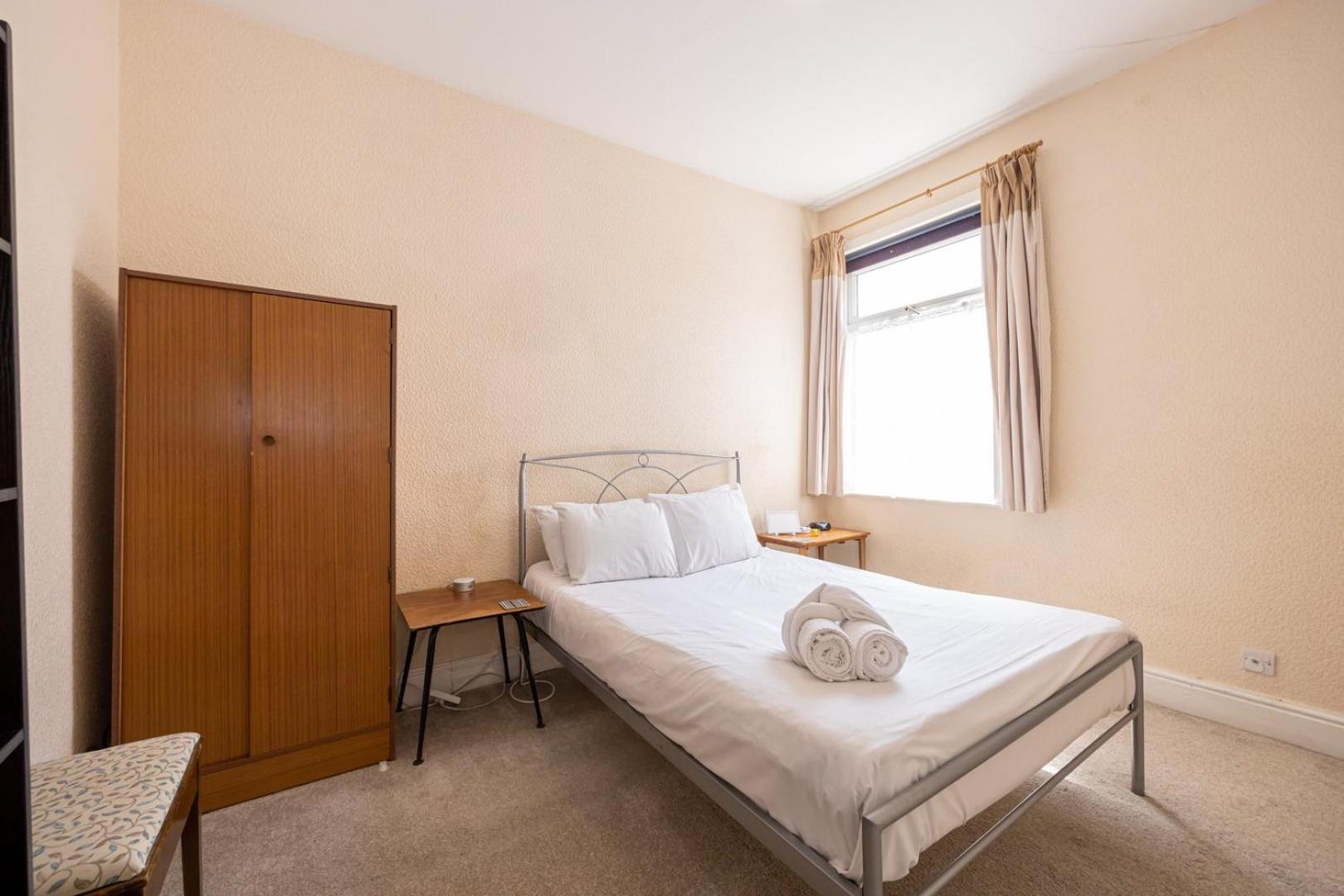 Guestready - Enchanting Life In Gorse Hill Manchester Ngoại thất bức ảnh