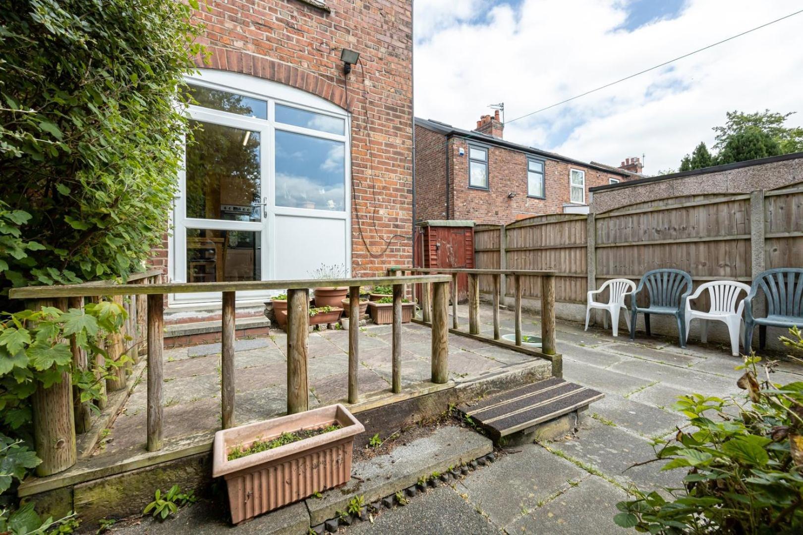 Guestready - Enchanting Life In Gorse Hill Manchester Ngoại thất bức ảnh